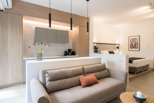 Il comprend un salon avec un canapé et une cuisine. dans l'établissement Voda Luxury Residence #101, à Athènes