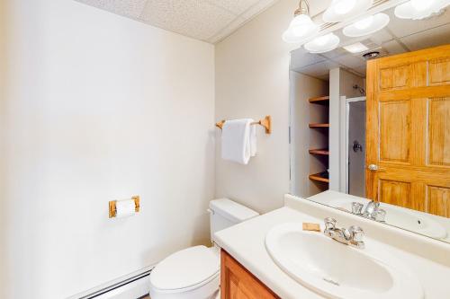 bagno con lavandino, servizi igienici e specchio di Jay Peak Village Home 367B a Jay