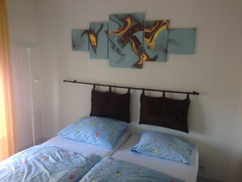 Ce lit se trouve dans une chambre ornée de peintures murales. dans l'établissement Villa Royal Mougins Golf Club, à Mougins