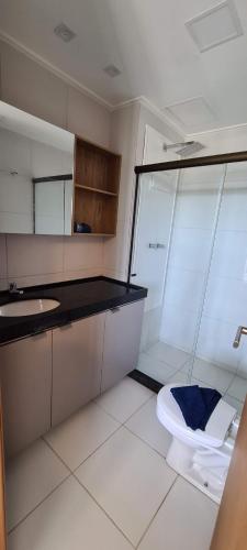 biała łazienka z toaletą i umywalką w obiekcie Mana Beach Muro Alto By BMS w mieście Porto de Galinhas