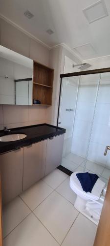 Un baño blanco con inodoro y lavabo. en Mana Beach Resort By Smart Stays, en Porto de Galinhas