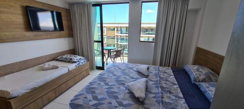 - une chambre avec un lit et un balcon dans l'établissement Mana Beach Muro Alto By BMS, à Porto de Galinhas