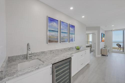 Køkken eller tekøkken på Luxury Cape Marco unit with pool, gym and tennis