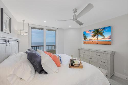 En eller flere senge i et værelse på Luxury Cape Marco unit with pool, gym and tennis