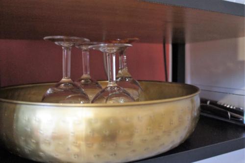 un tazón de metal en un mostrador con copas de vino en Chambre Coeur de Ville en Limoux