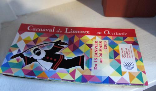 a box with a picture of a cat on it at Chambre Coeur de Ville in Limoux