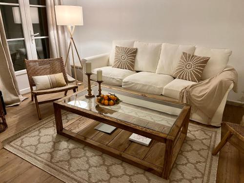 un salon avec un canapé et une table basse dans l'établissement Villa Varelle, à Gassin