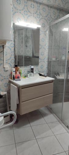 een badkamer met een wastafel en een douche bij EDIFICIO PAOLA V CALLE PINTOR SOROLLA 18, VERDIEP 5, deur 3 in Calpe