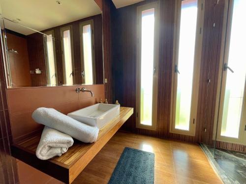 ein Bad mit einem Waschbecken und einem Spiegel in der Unterkunft Villa Les Palmiers De L'atlas in Marrakesch