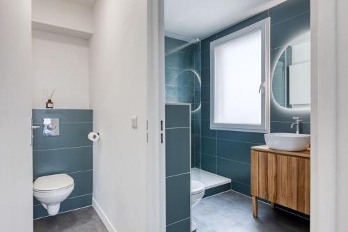 łazienka z toaletą i umywalką w obiekcie Premium Flat 6 People with billard and Terrace Stade de France w mieście Saint-Denis