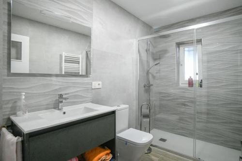 W łazience znajduje się prysznic, umywalka i toaleta. w obiekcie El Chalet de Gloria w mieście Santa Marta de Tormes