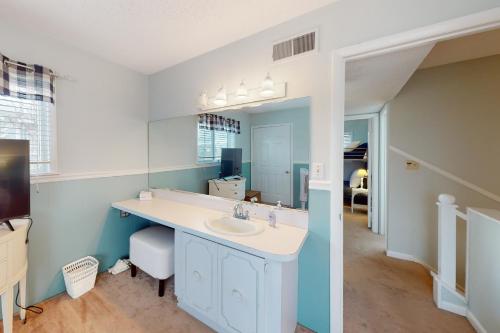 uma casa de banho com um lavatório e um espelho em Dewey Villas --- 24 Dickinson Ave, Unit #8B em Dewey Beach