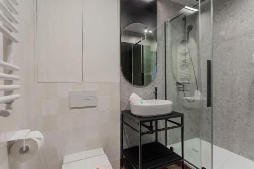 a bathroom with a sink and a glass shower at Green Park Resort C14- z dostępem do basenu, sauny, jacuzzi, siłowni in Szklarska Poręba