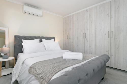 Ένα ή περισσότερα κρεβάτια σε δωμάτιο στο West Beach Escape #Entire house with pool