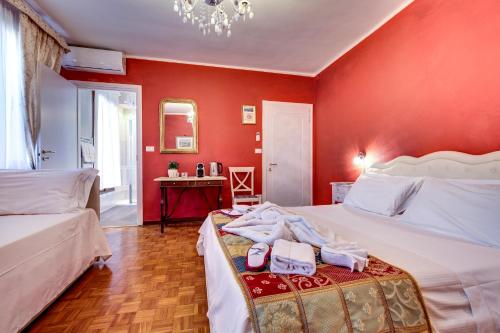 a bedroom with red walls and a bed with towels on it at Ca' Riza in Venice