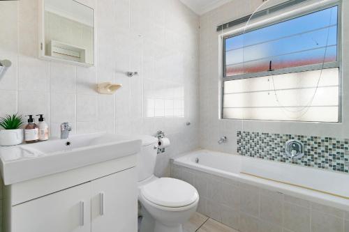 Ένα μπάνιο στο West Beach Escape #Entire house with pool