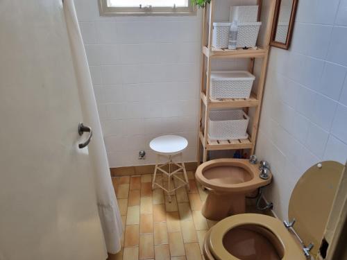 - une petite salle de bains avec toilettes et tabouret dans l'établissement Apart Campana VDP, à Buenos Aires