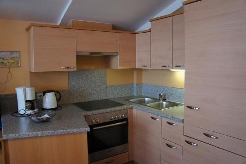 A kitchen or kitchenette at Kurz, Appartement