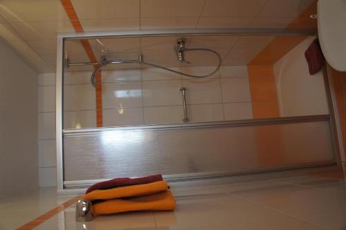 A bathroom at Kurz, Appartement