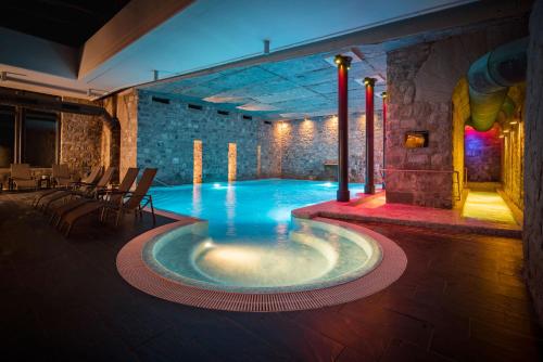 uma grande piscina num edifício com piscina em Hotel Helvetia Thermal Spa em Porretta Terme