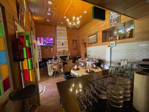 un restaurante con comedor con mesas y sillas en Hôtel les truites en Imouzzer du Kandar