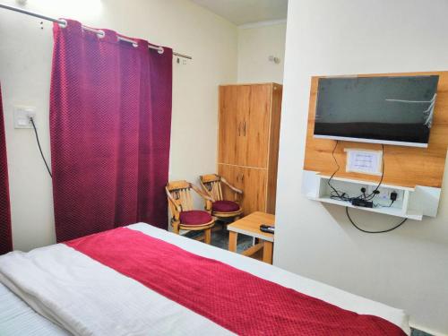 Телевизия и/или развлекателен център в HOTEL RAJ - Near RAILWAY STATION , HARIDWAR