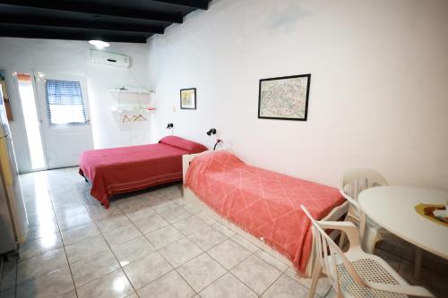 Habitación con 2 camas y mesa. en Monoambiente familiar en San Rafael para 4 personas en barrio céntrico en San Rafael