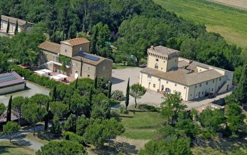 an aerial view of an old house with trees at Bioagriturismo il cerreto in Pomarance