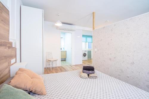 Un dormitorio con una cama con un par de gafas. en CARTAGENAFLATS, Apartamentos Anfiteatro Romano 5B, en Cartagena
