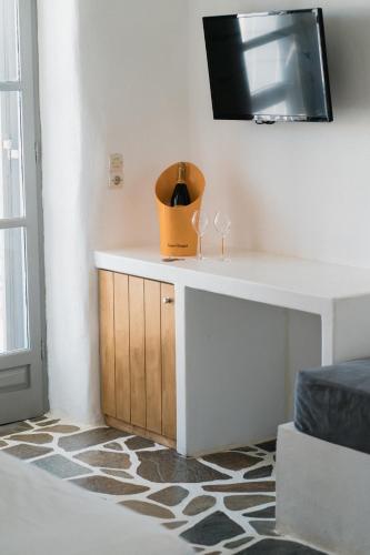 a white desk with a bag on the wall at Soros Beach Antiparos in Agios Georgios