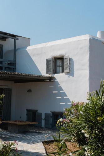 a white building with a window on the side of it at Soros Beach Antiparos in Agios Georgios
