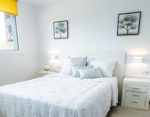 biała sypialnia z białym łóżkiem i oknem w obiekcie Estancia Anastasia w mieście La Orotava