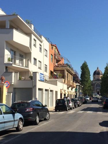 eine Straße mit Autos, die an der Seite eines Gebäudes geparkt sind in der Unterkunft Centro storico, nuovo con terrazzo in Lido di Ostia