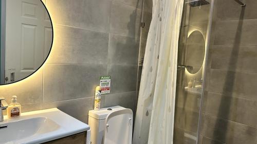 y baño con lavabo y espejo. en Les Cerisiers-Beach Apartment with Pool, Centrally Located in Flic-en-Flac, en Flic en Flac