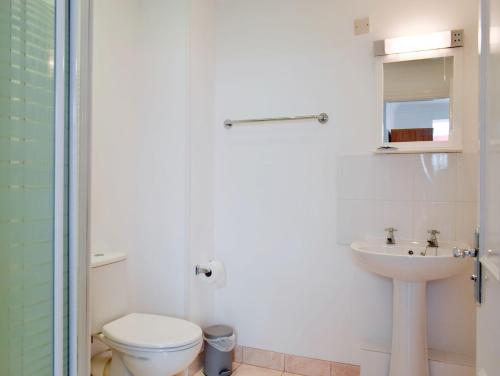 La salle de bains est pourvue de toilettes et d'un lavabo. dans l'établissement Lyndhurst Apartment, à Sandown