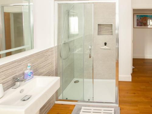 een badkamer met een douche en een wastafel bij Rossie Cottage in Auchterarder