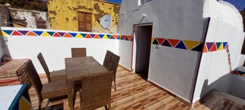 een kamer met een tafel en stoelen en een deur bij Casablanca Guest House in Aswan