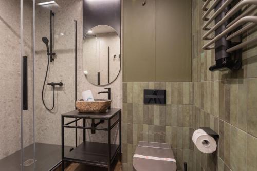 a bathroom with a shower and a toilet and a sink at Green Park Resort C15- z dostępem do basenu, sauny, jacuzzi, siłowni in Szklarska Poręba