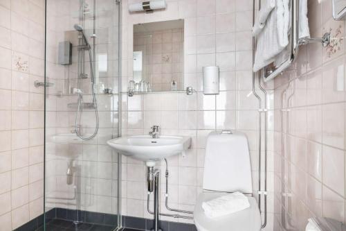 een badkamer met een wastafel, een toilet en een douche bij Best Western Hotel Trollhattan in Trollhättan