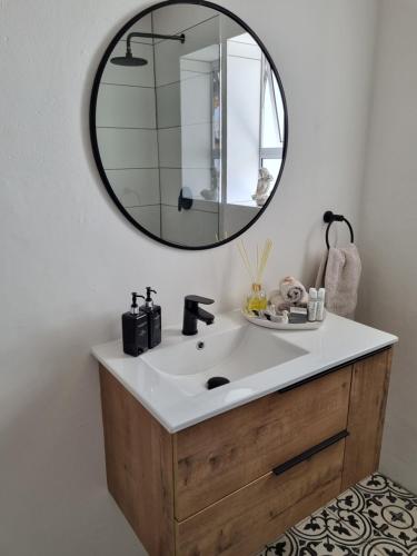 ein Badezimmer mit Waschbecken und Spiegel in der Unterkunft Best spot in Lambert's Bay! in Lambertʼs Bay