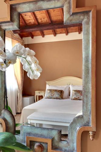 a mirror in a bedroom with a bed at Ca' Riza in Venice