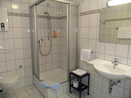Koupelna v ubytování Hotel garni Am Brunnenplatz