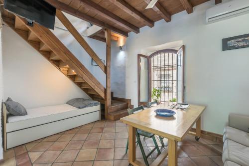 een woonkamer met een tafel en een bank bij La Casa del Alfarero in Sevilla