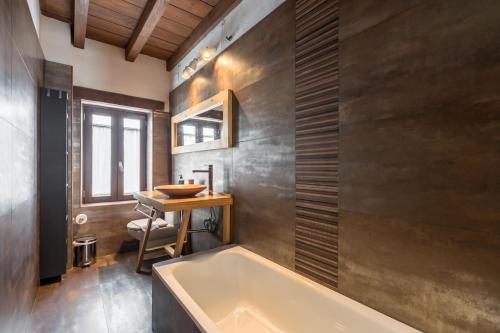 een badkamer met een bad en een wastafel bij La Casa del Alfarero in Sevilla