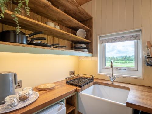 uma cozinha com um lavatório e uma janela em Foxglove - Uk37639 em Bradbourne