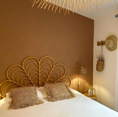 a bedroom with a bed with a gold headboard at Villa Couleur Nature in Salazie