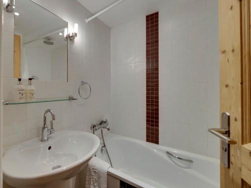 une salle de bain avec un lavabo et une baignoire dans l'établissement Le Loup du Laisinant, à Le Fornet