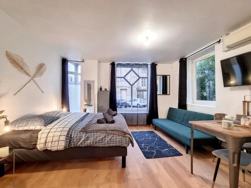 1 dormitorio con 1 cama y 1 sofá azul en Agathe en Ruan