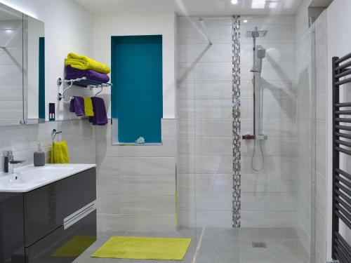 ein Bad mit einer Dusche, einem Waschbecken und einem Spiegel in der Unterkunft 1 Barnagh Barn in Kirkmichael