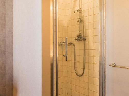 y baño con ducha y puerta de cristal. en Charming villa in Le Bois-Plage with private pool, en Le Bois-Plage-en-Ré